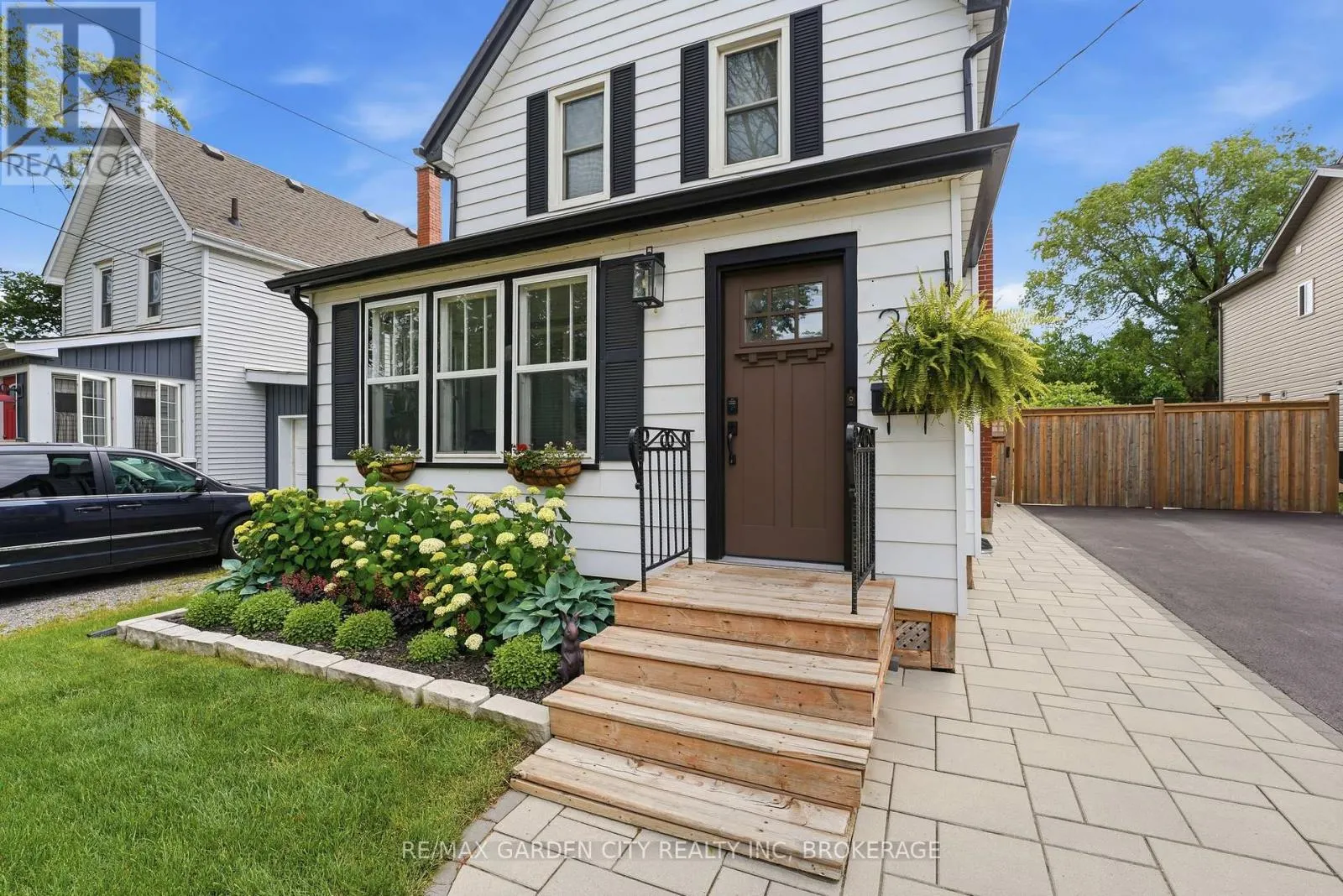 26 CARLETON STREET N