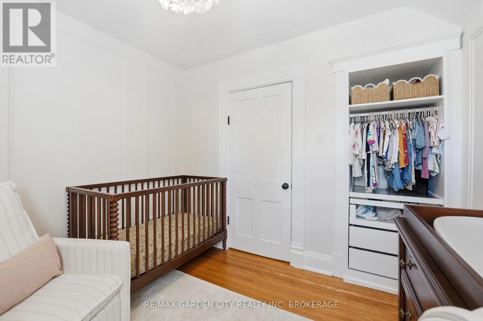 26 CARLETON STREET N