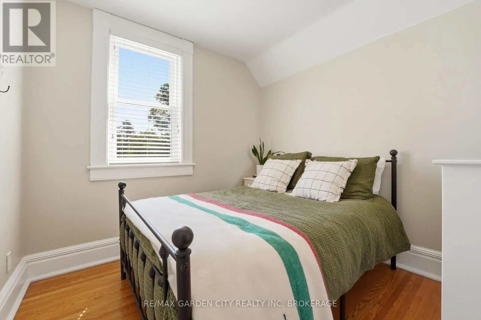 26 CARLETON STREET N