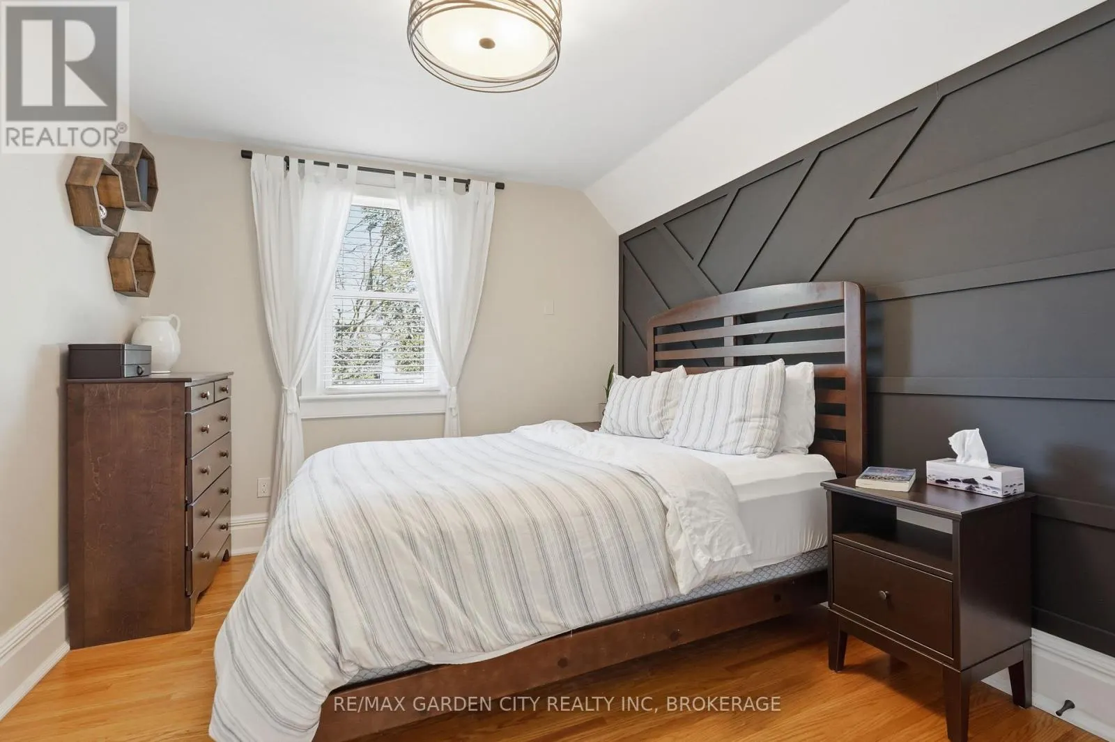 26 CARLETON STREET N