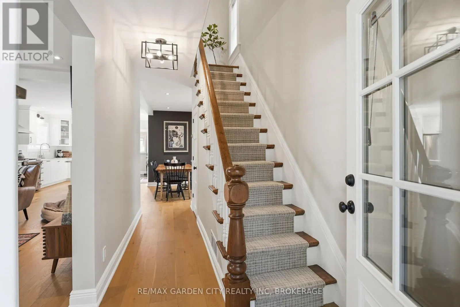 26 CARLETON STREET N