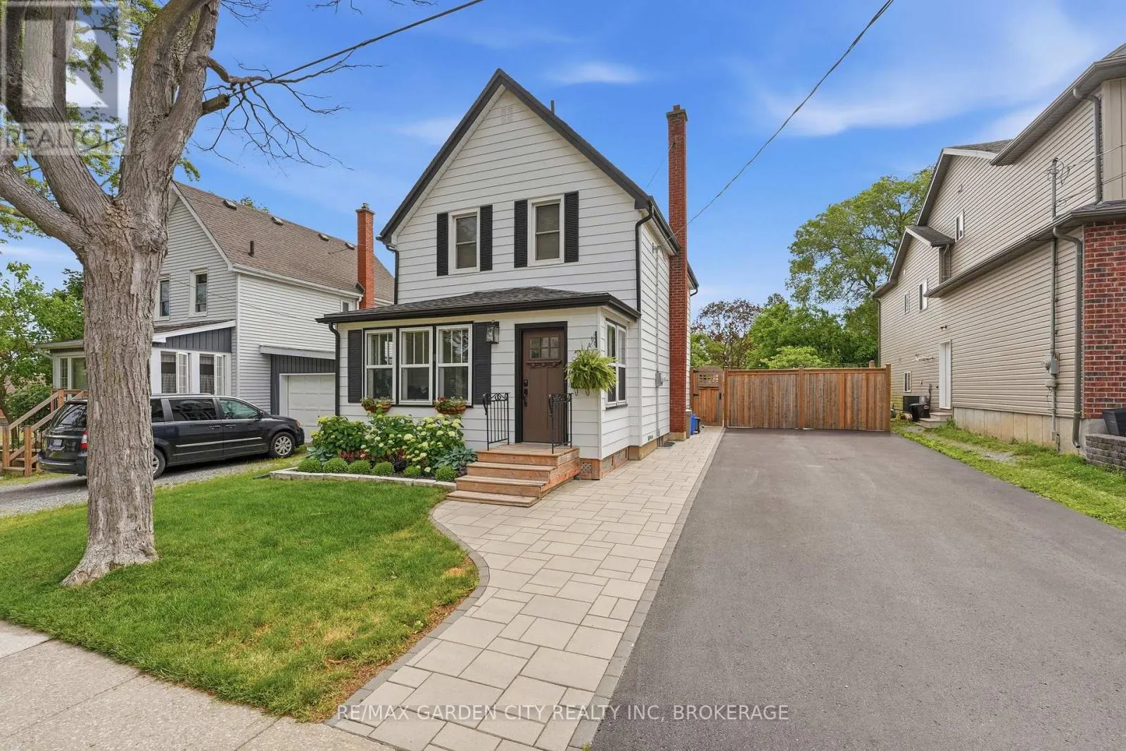 26 CARLETON STREET N