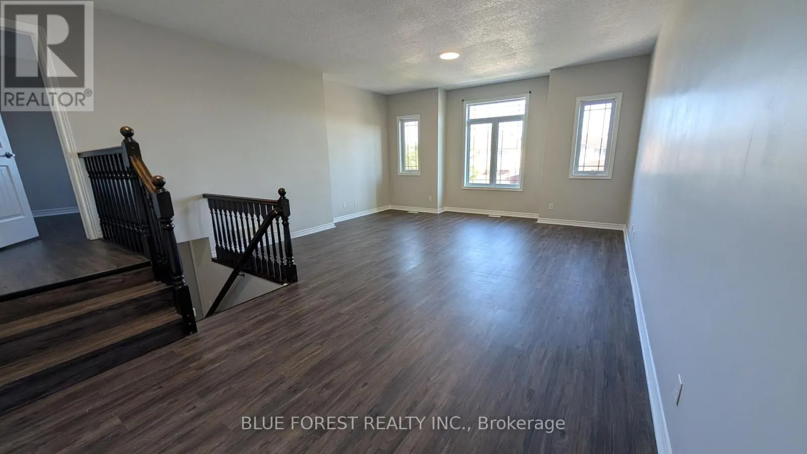 904 FRONTENAC CRESCENT