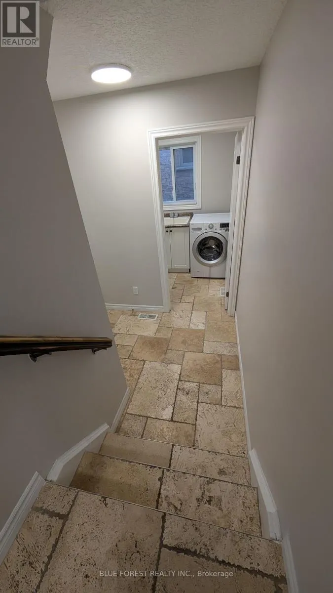 904 FRONTENAC CRESCENT
