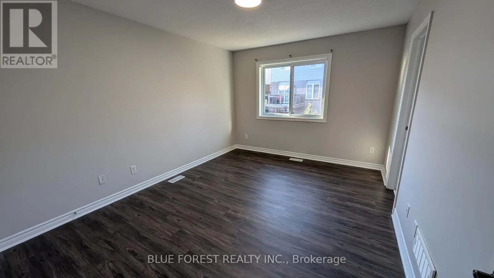 904 FRONTENAC CRESCENT