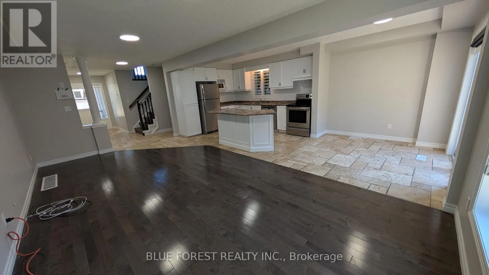 904 FRONTENAC CRESCENT