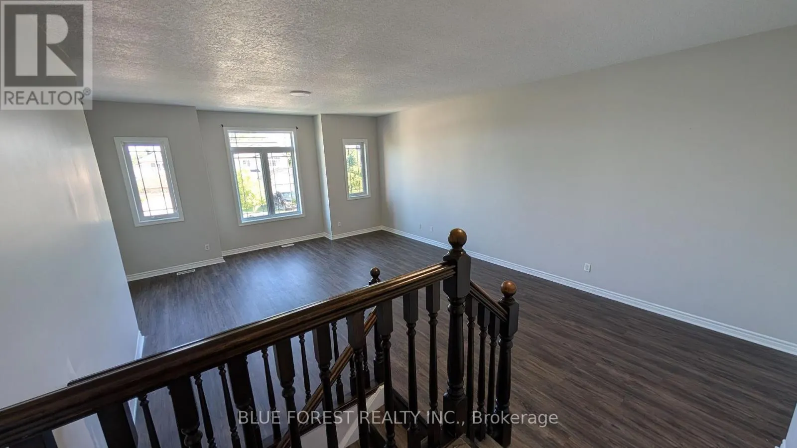 904 FRONTENAC CRESCENT