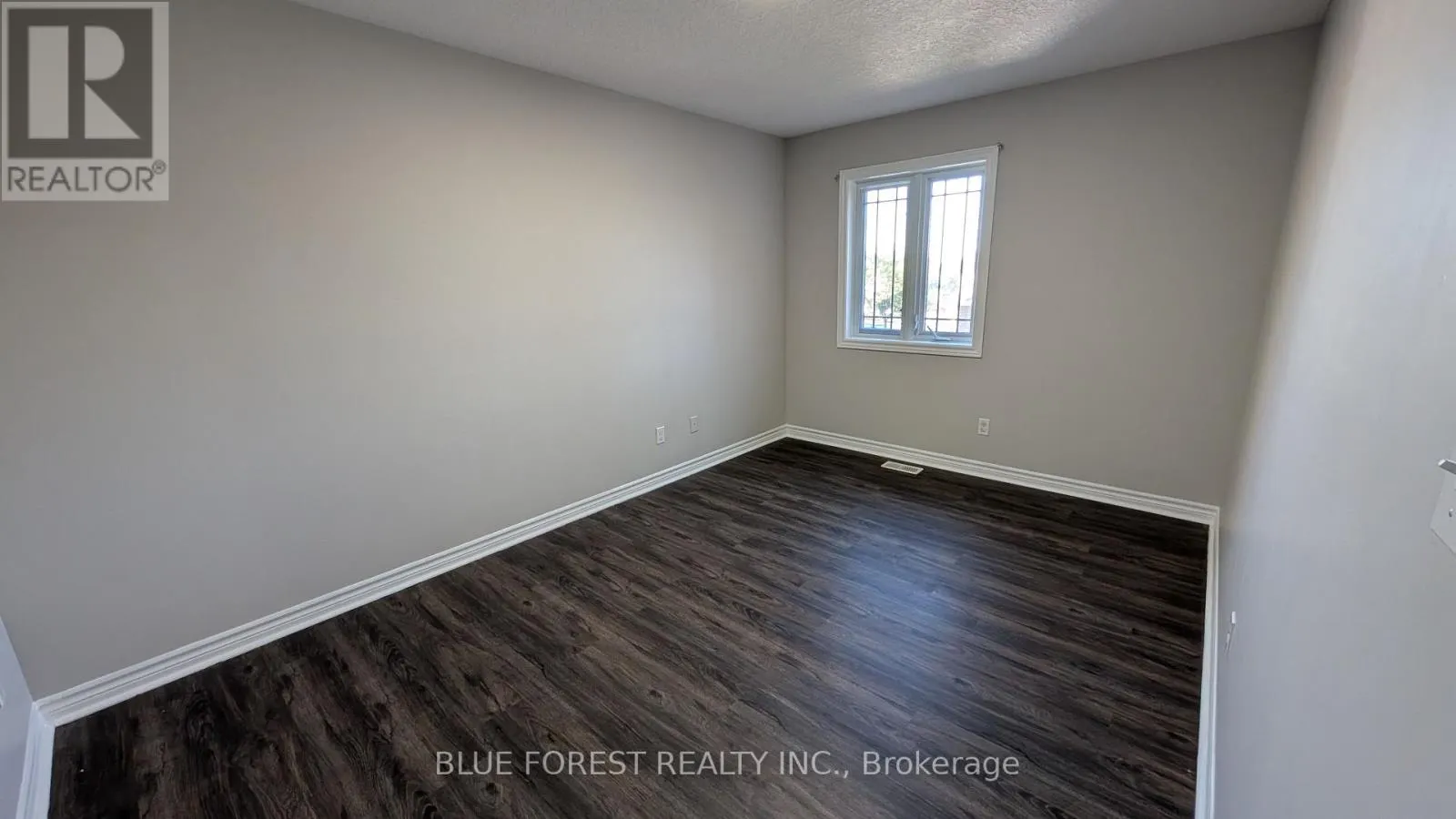 904 FRONTENAC CRESCENT
