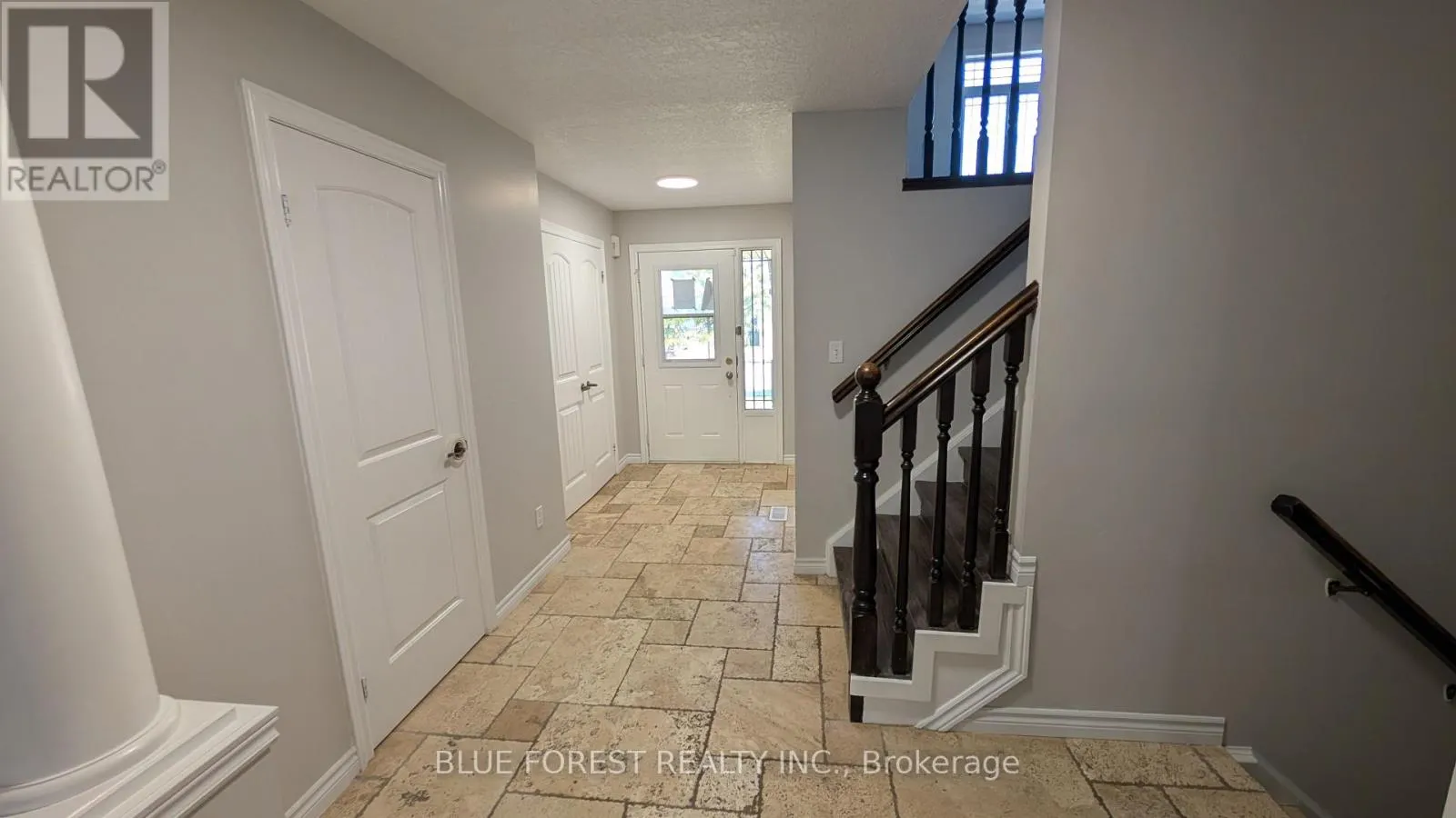 904 FRONTENAC CRESCENT