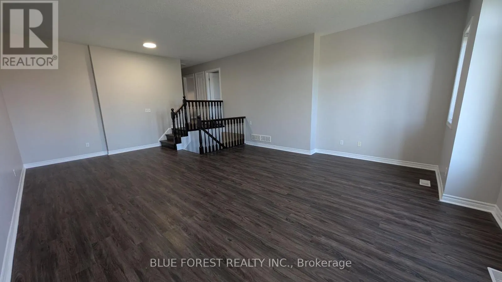 904 FRONTENAC CRESCENT