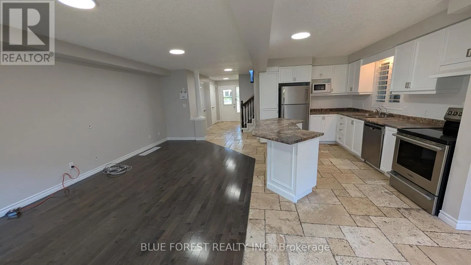 904 FRONTENAC CRESCENT