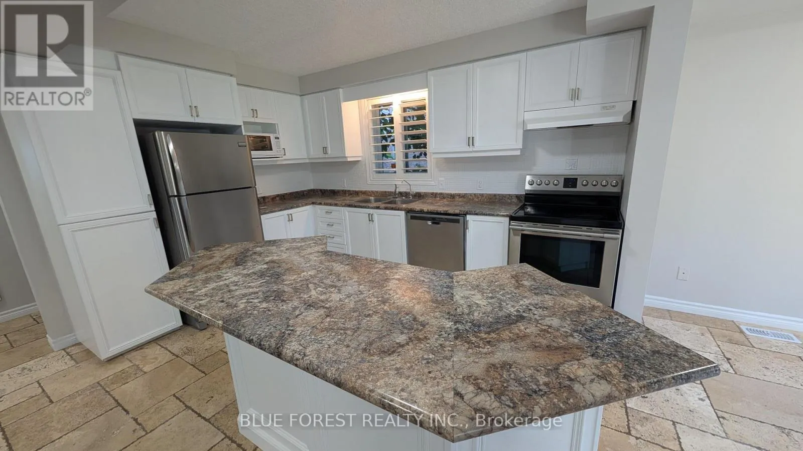 904 FRONTENAC CRESCENT