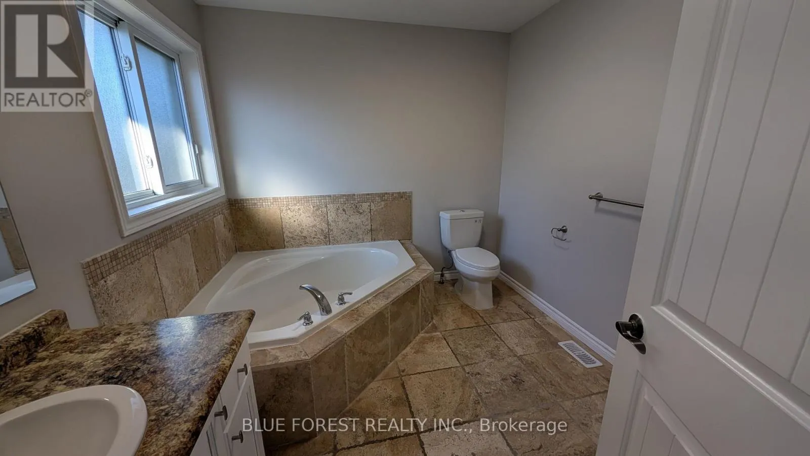 904 FRONTENAC CRESCENT
