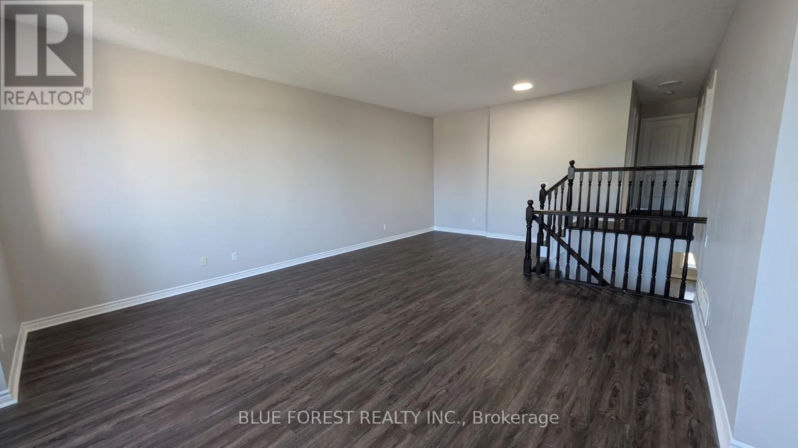 904 FRONTENAC CRESCENT