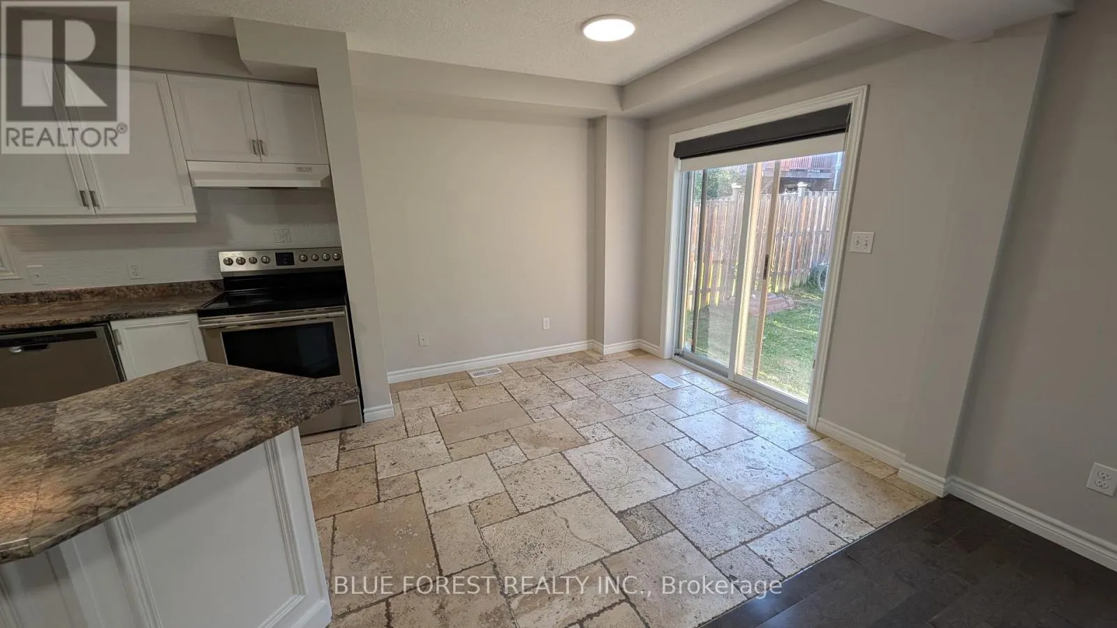 904 FRONTENAC CRESCENT