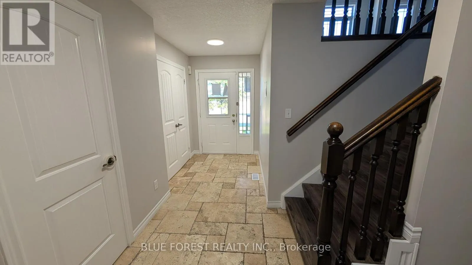 904 FRONTENAC CRESCENT