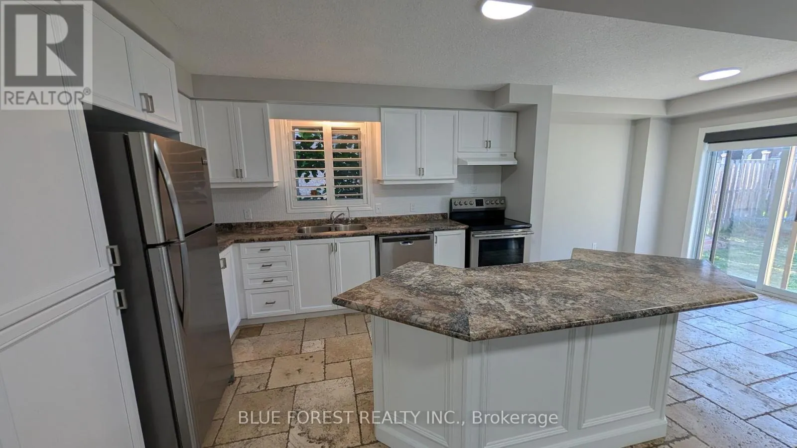 904 FRONTENAC CRESCENT