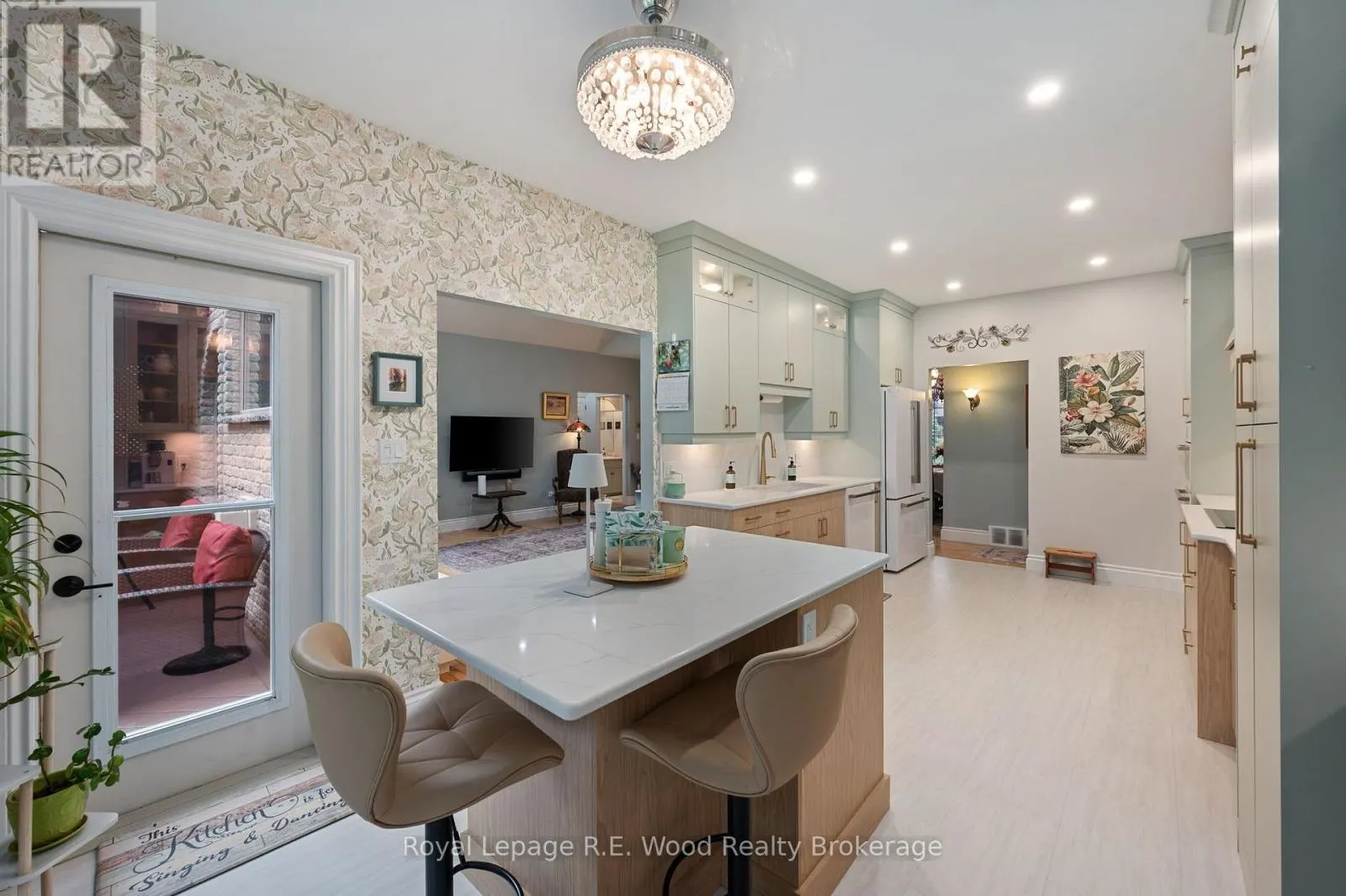 2 WHISPERING PINE LANE
