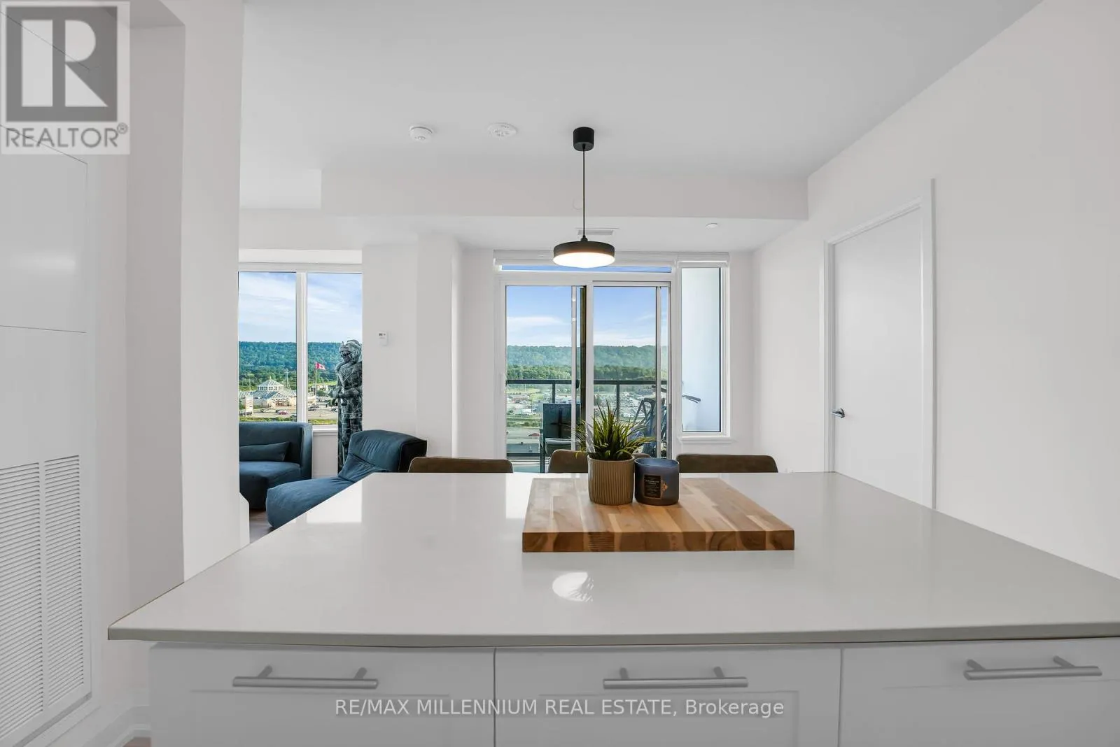1011 - 385 WINSTON ROAD