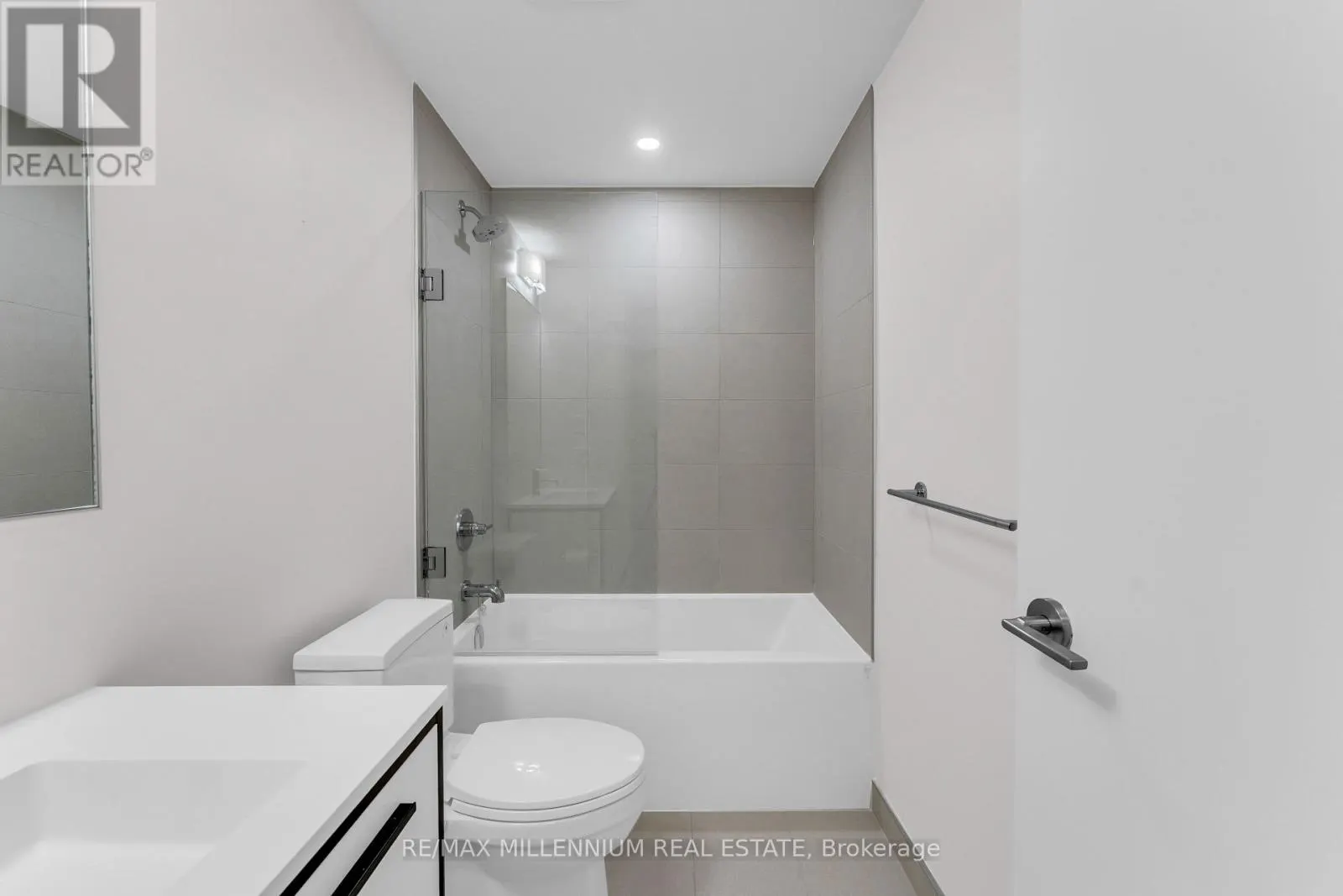 1011 - 385 WINSTON ROAD