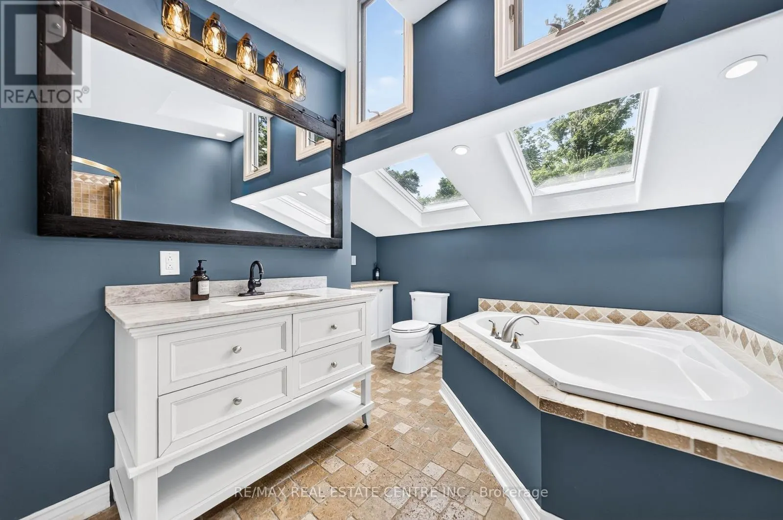 4905 MAPLEVIEW CRESCENT