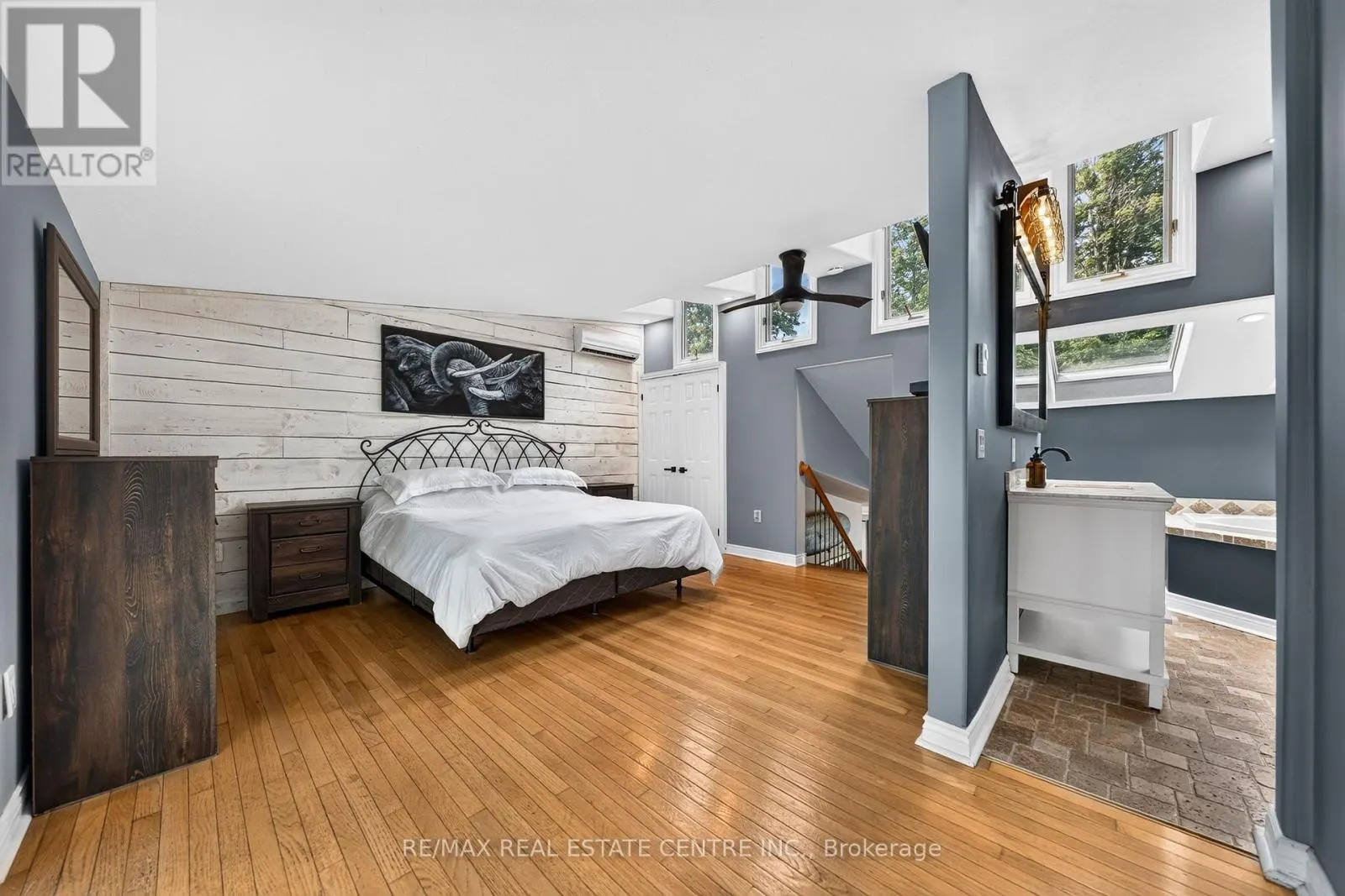 4905 MAPLEVIEW CRESCENT