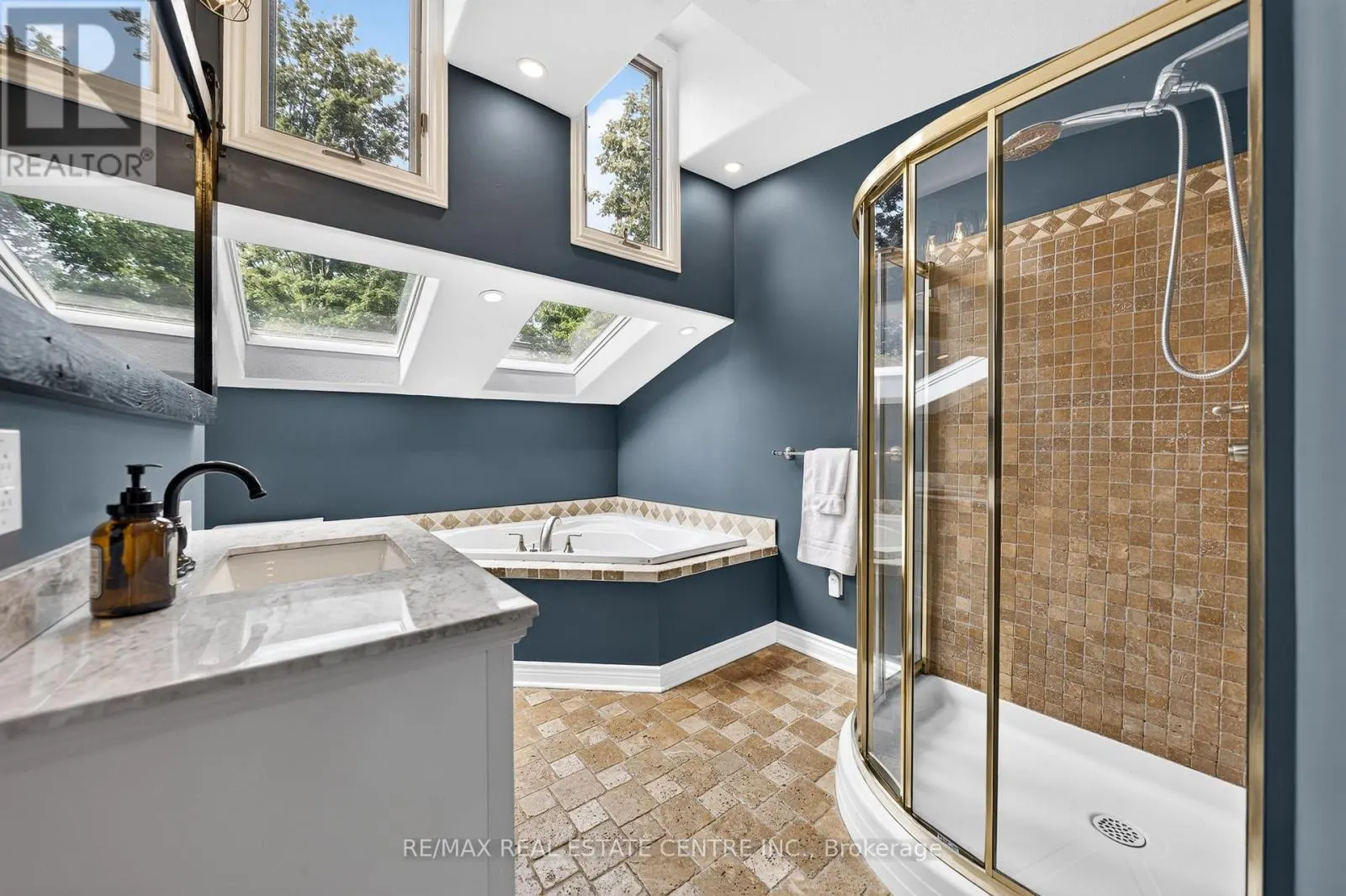 4905 MAPLEVIEW CRESCENT