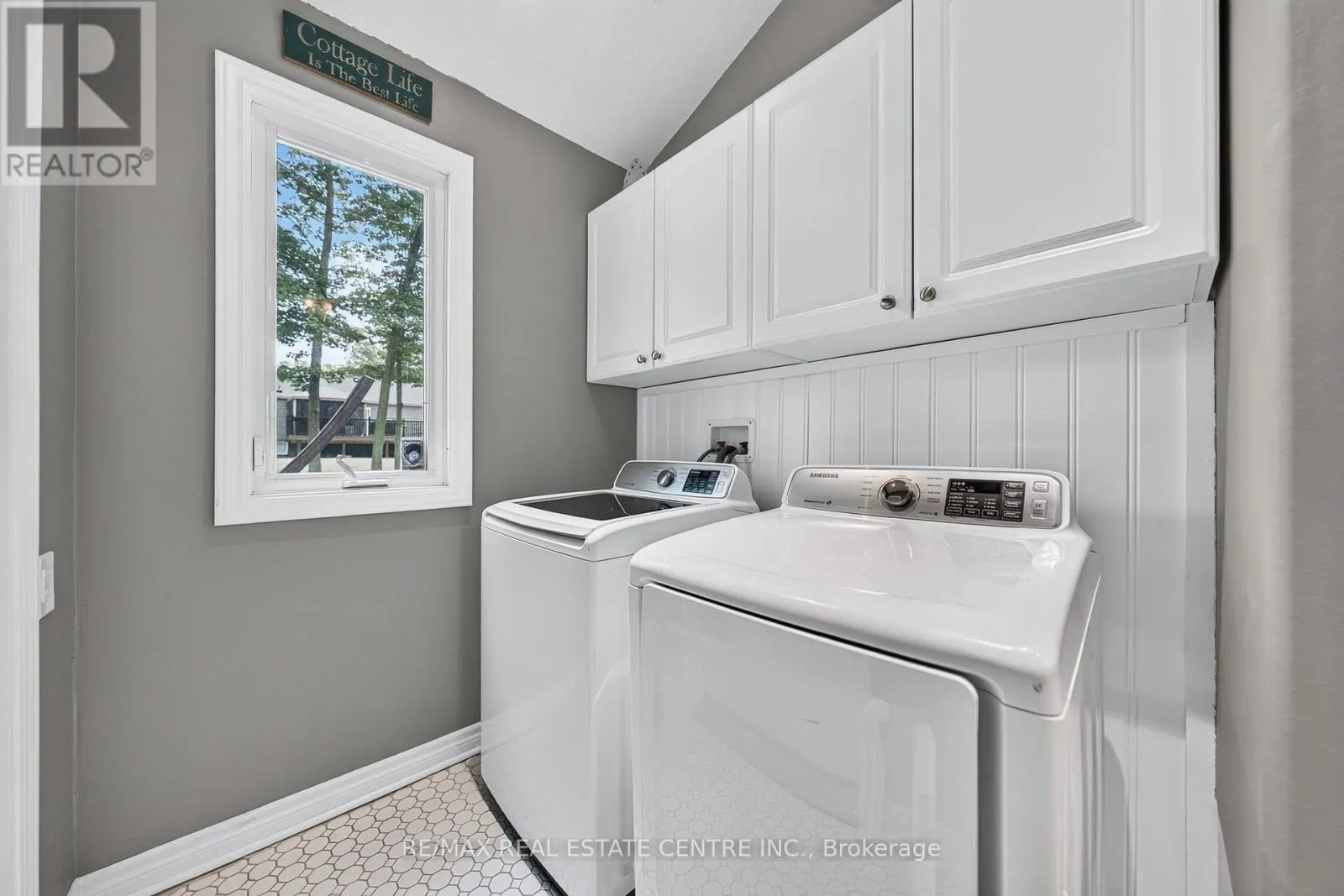4905 MAPLEVIEW CRESCENT