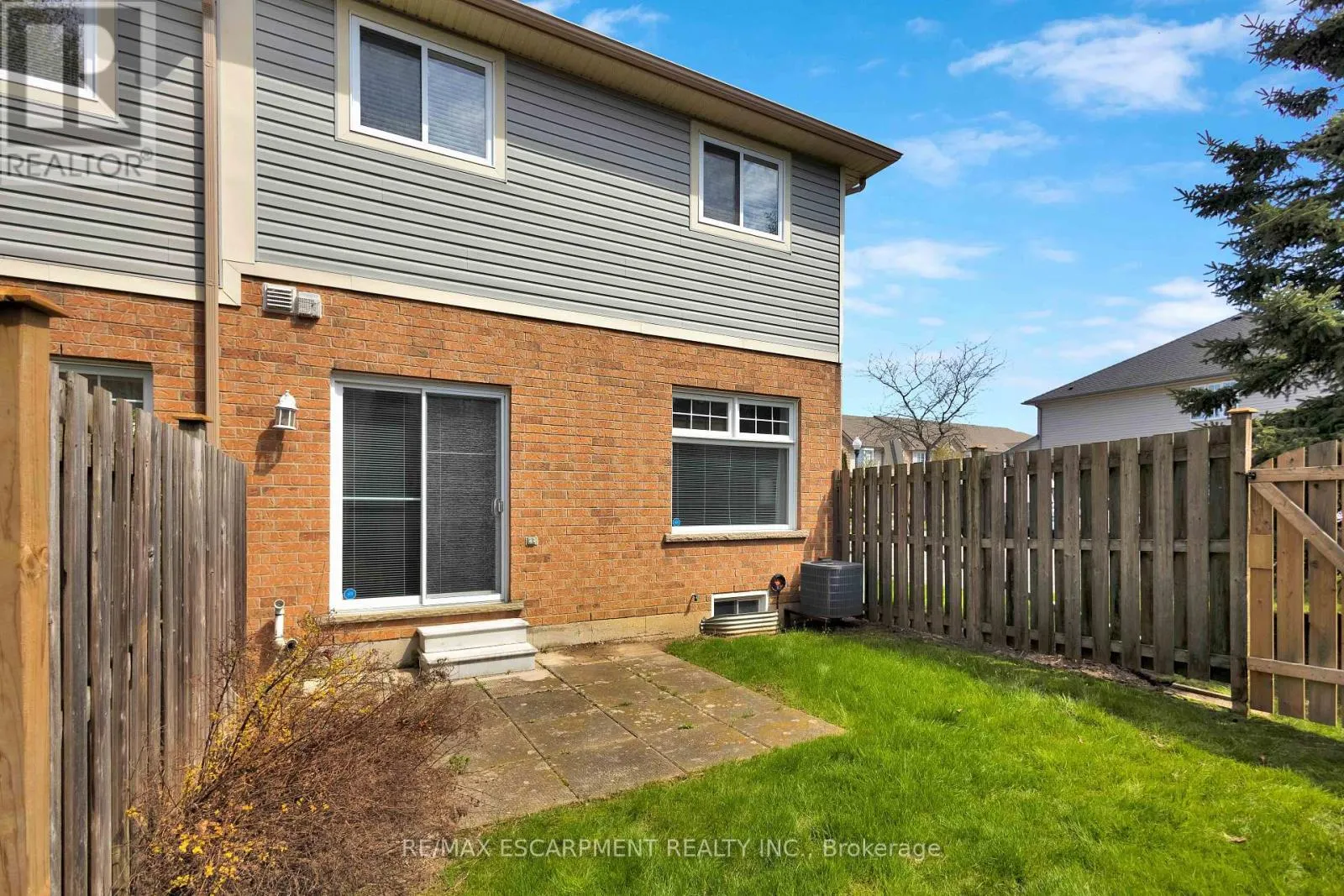 8 - 232 STONEHENGE DRIVE