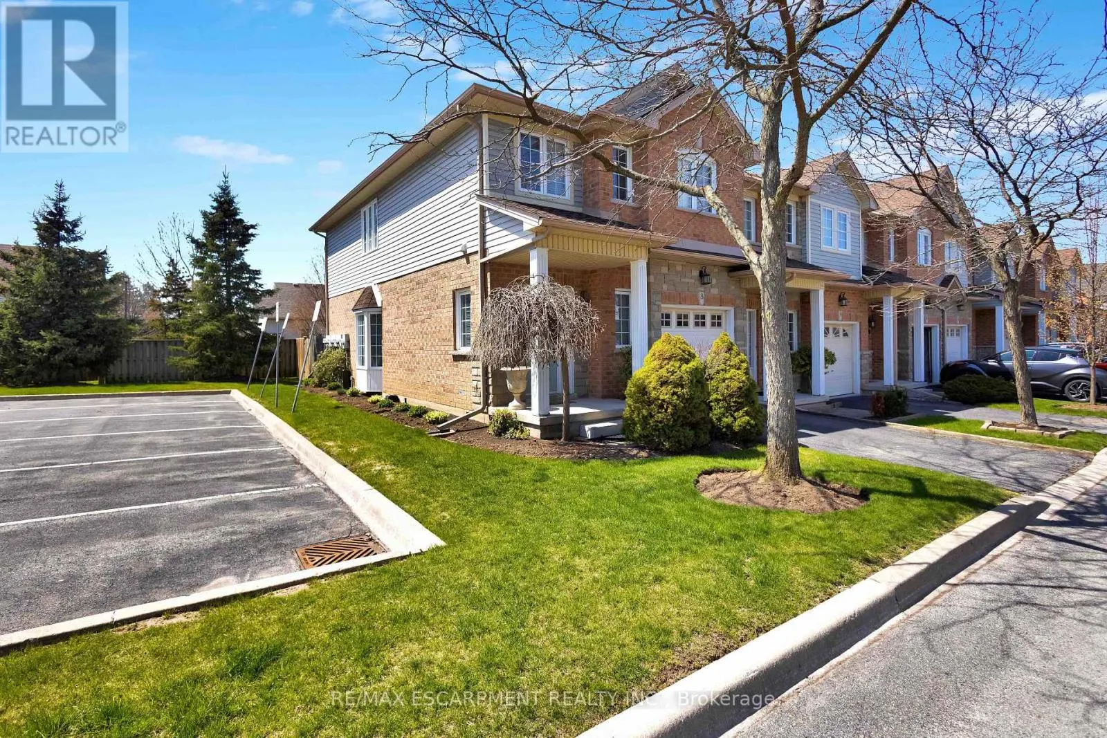 8 - 232 STONEHENGE DRIVE