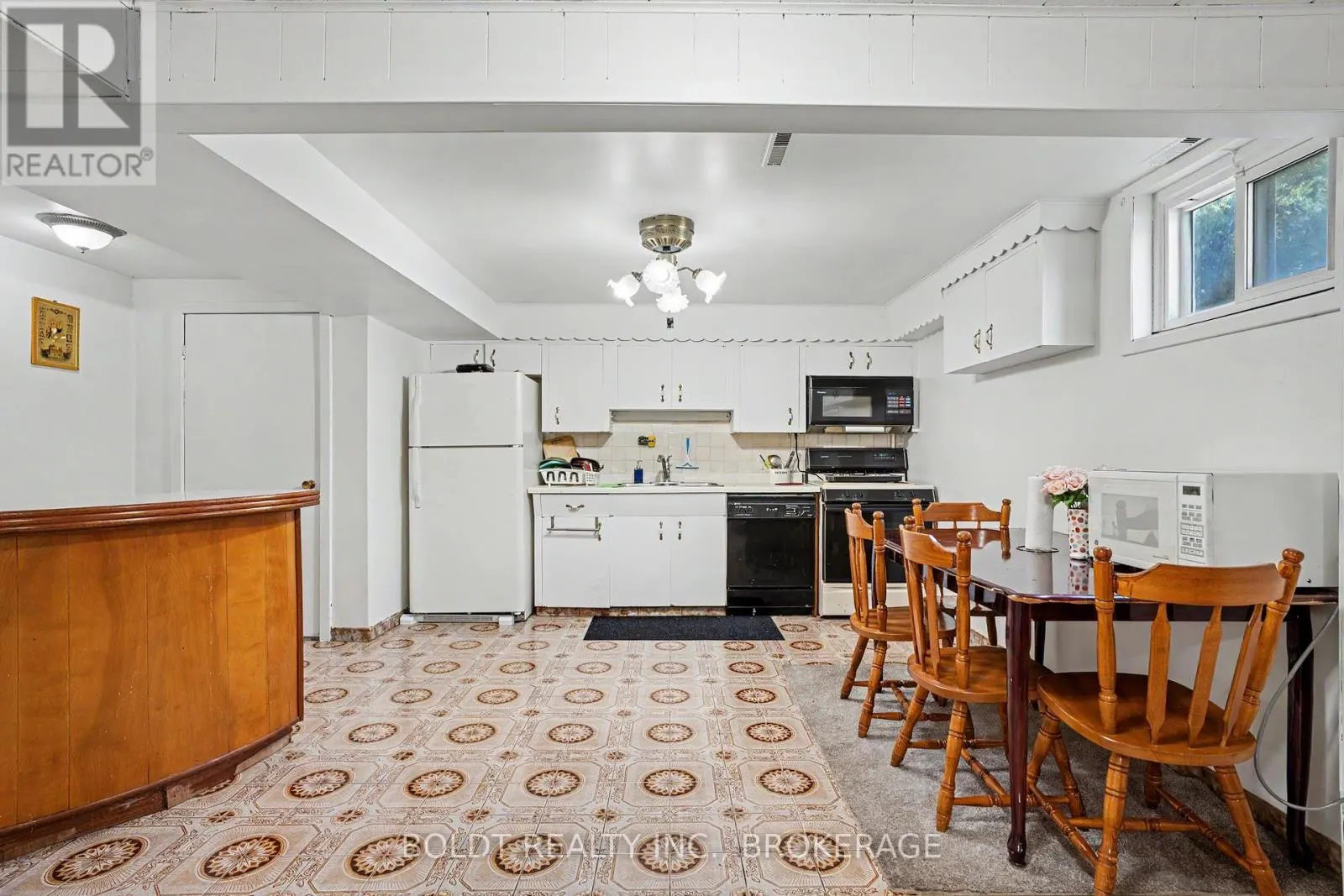 5568 DRUMMOND ROAD