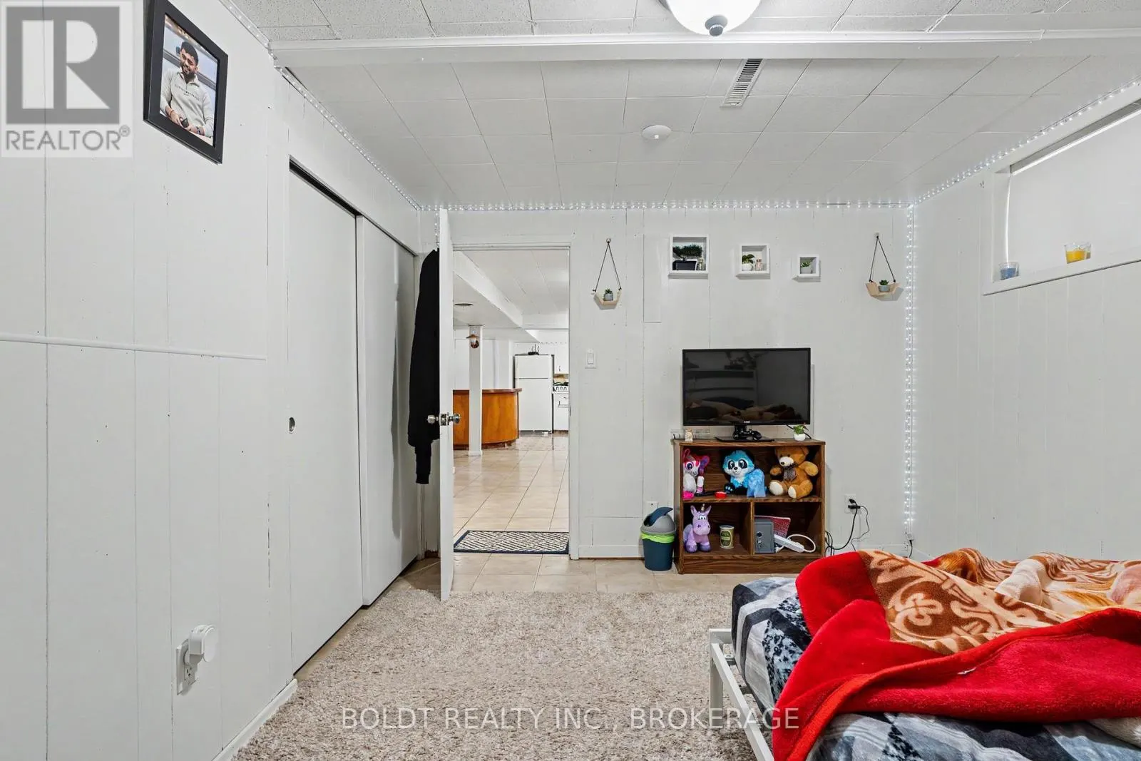 5568 DRUMMOND ROAD