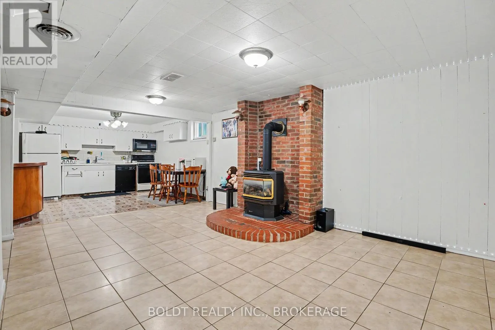 5568 DRUMMOND ROAD
