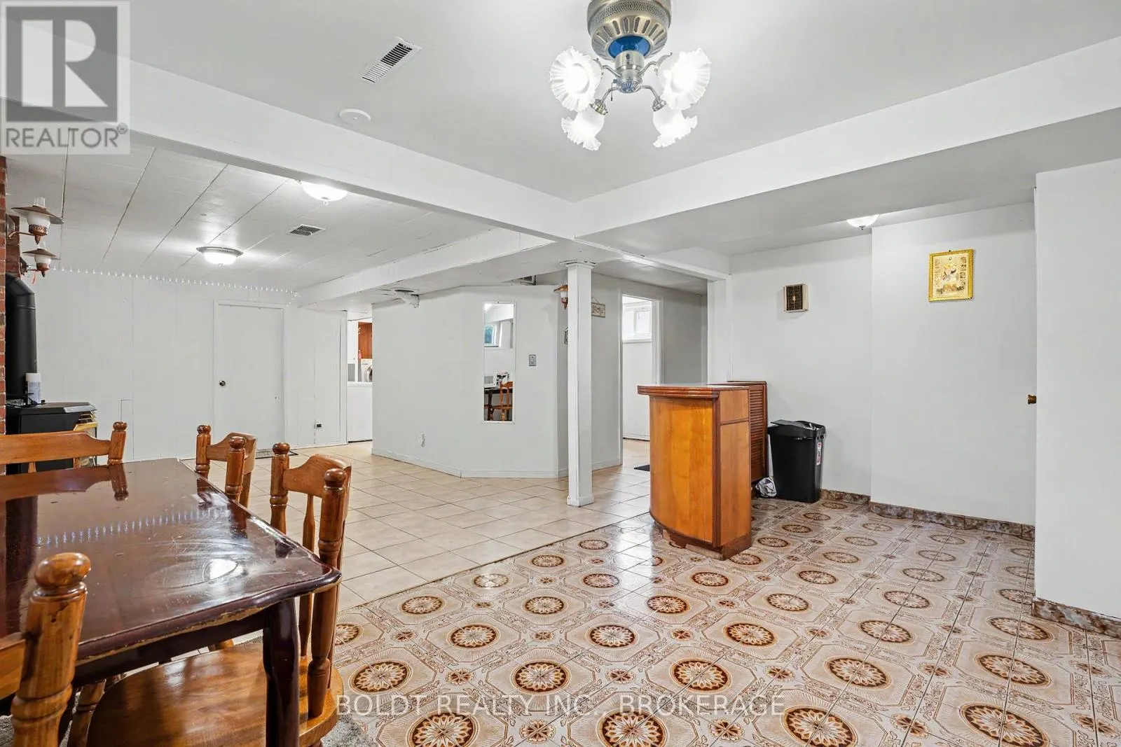 5568 DRUMMOND ROAD
