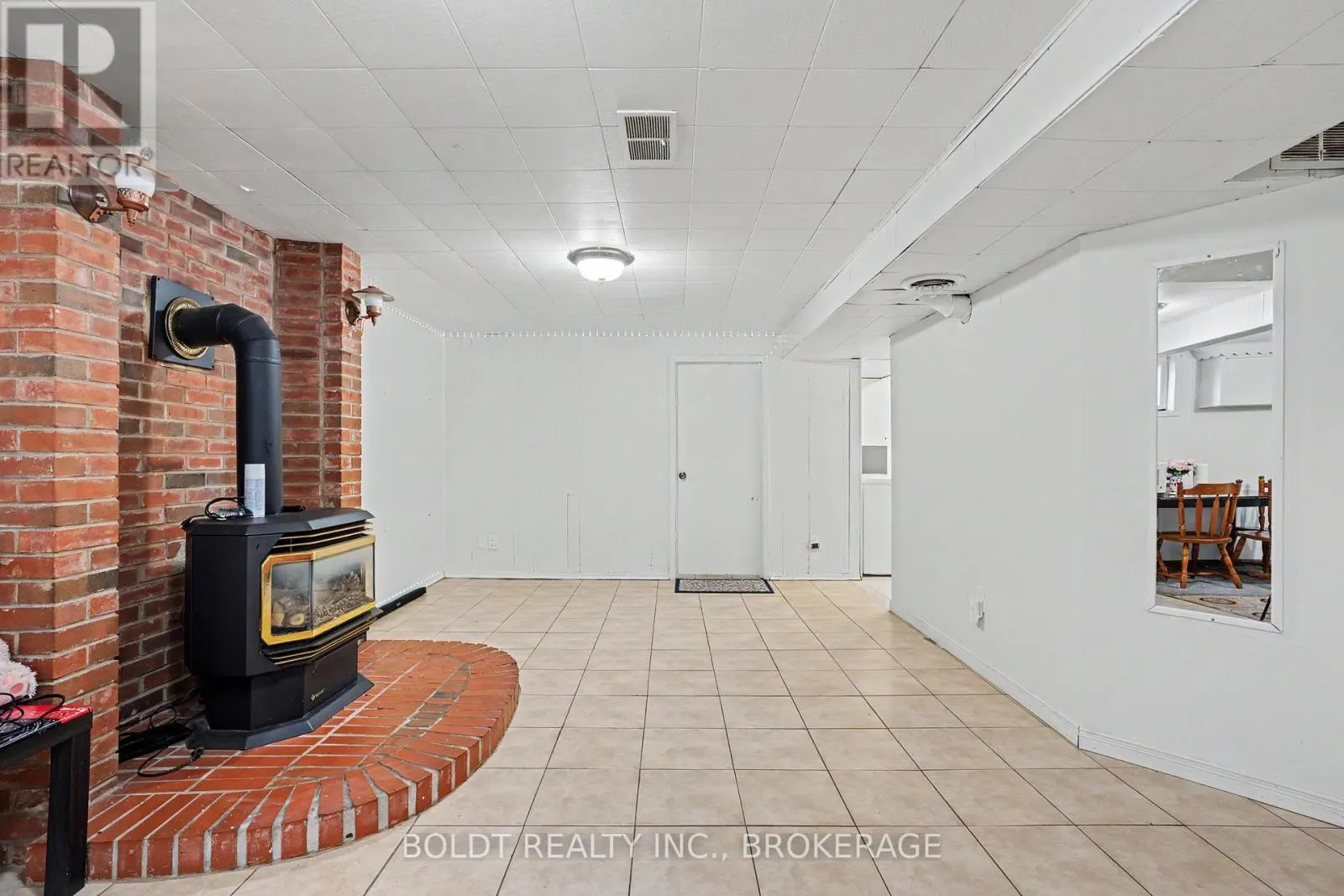 5568 DRUMMOND ROAD