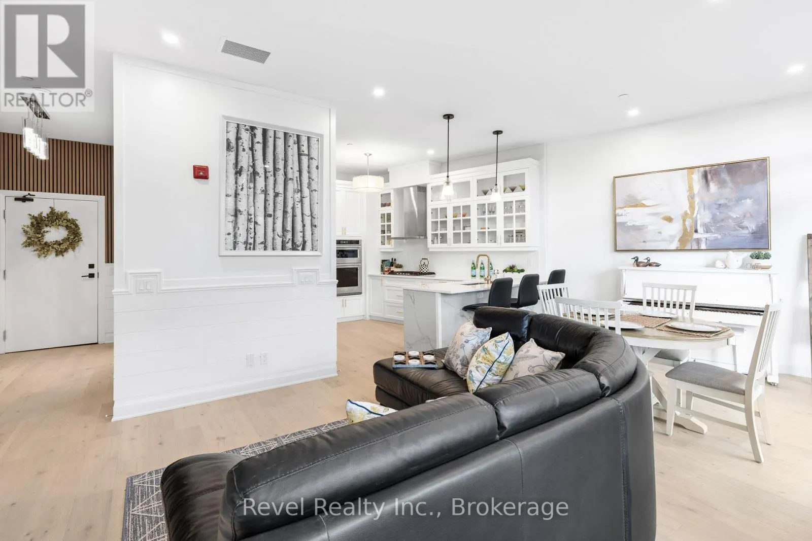 221 - 99 LOUISA STREET #221