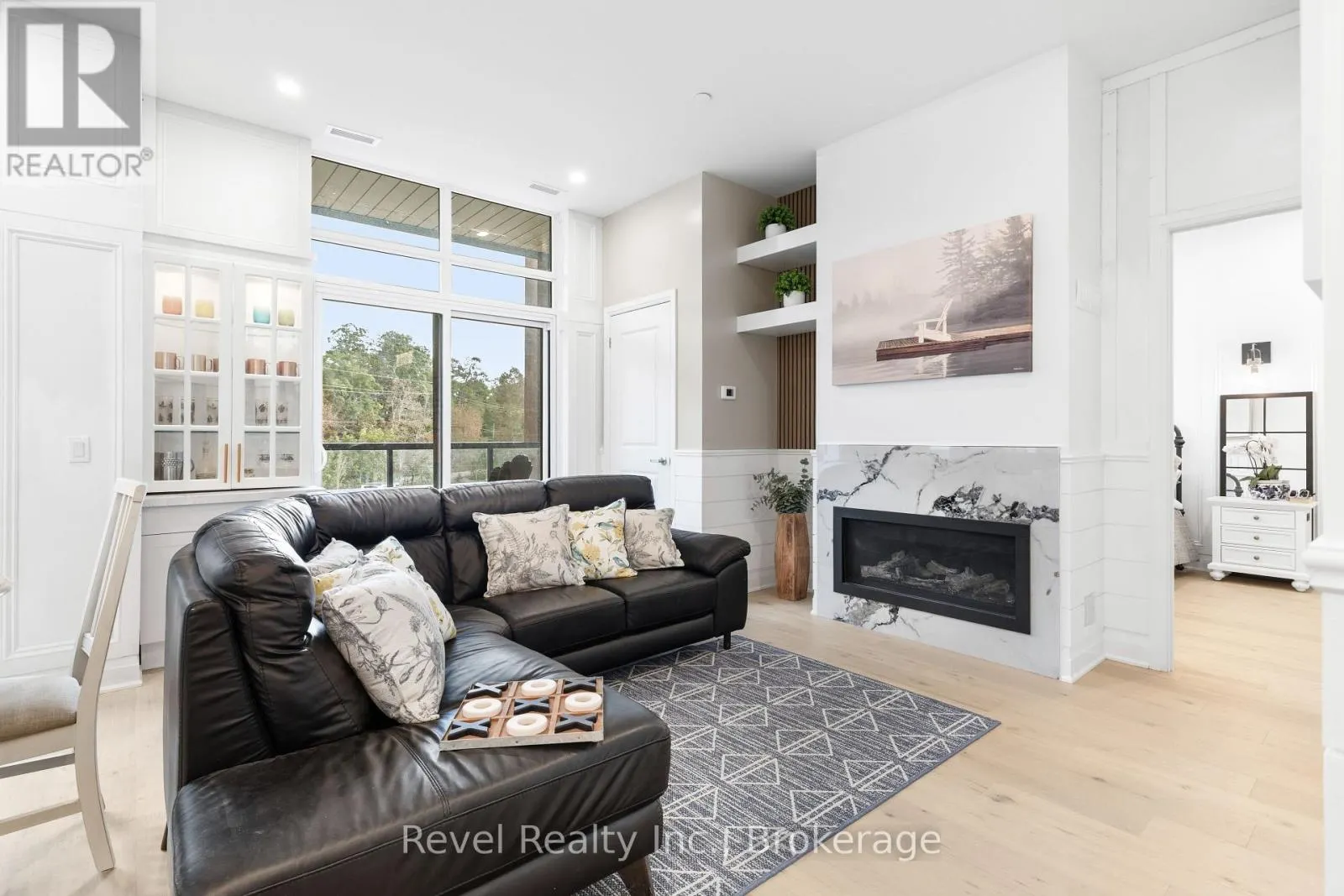 221 - 99 LOUISA STREET #221