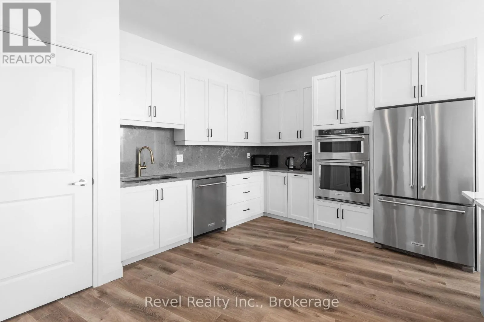 221 - 99 LOUISA STREET #221