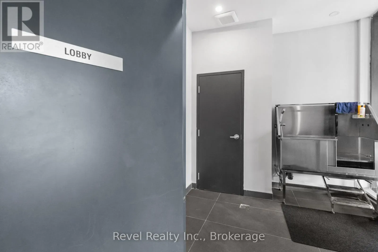 221 - 99 LOUISA STREET #221