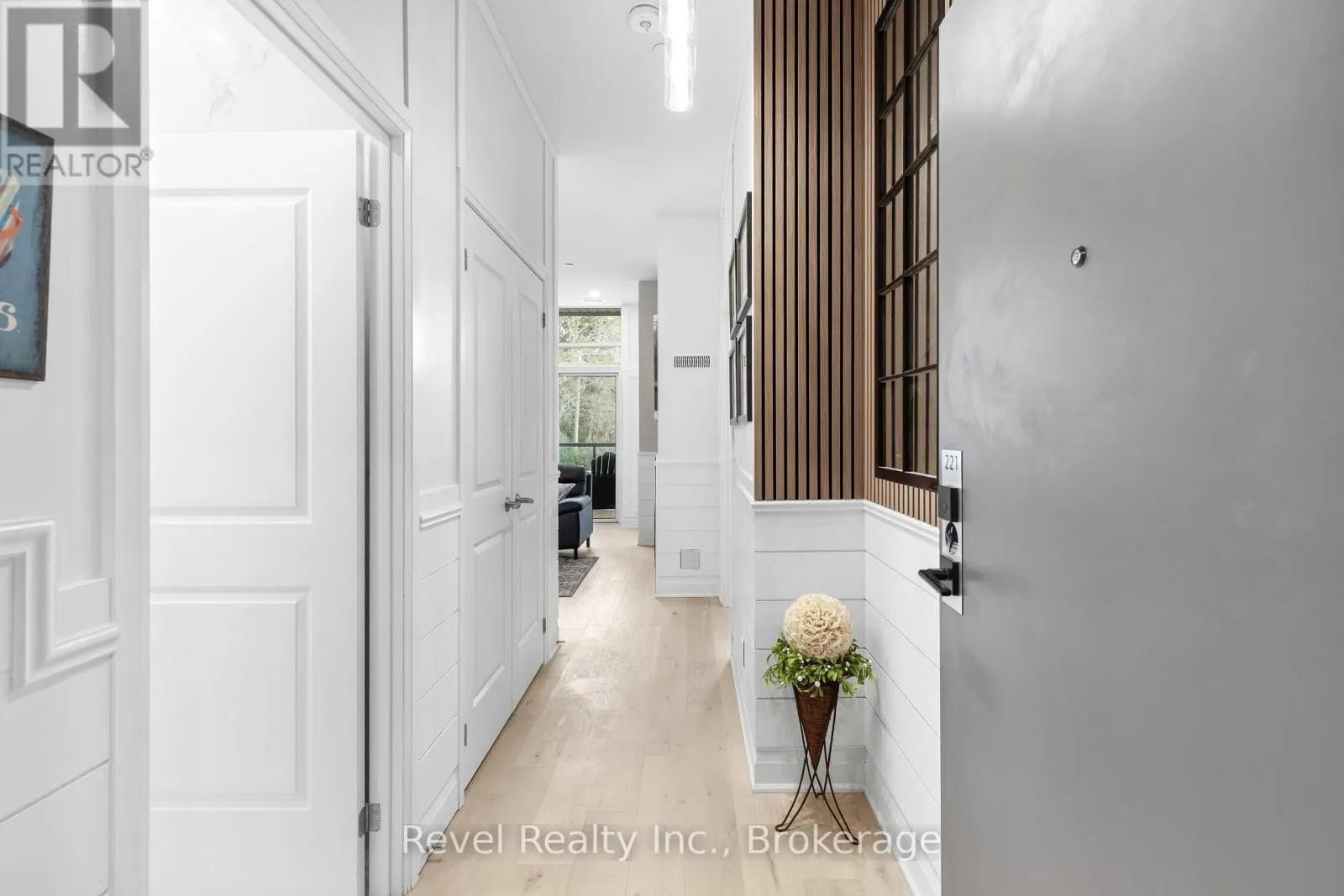 221 - 99 LOUISA STREET #221