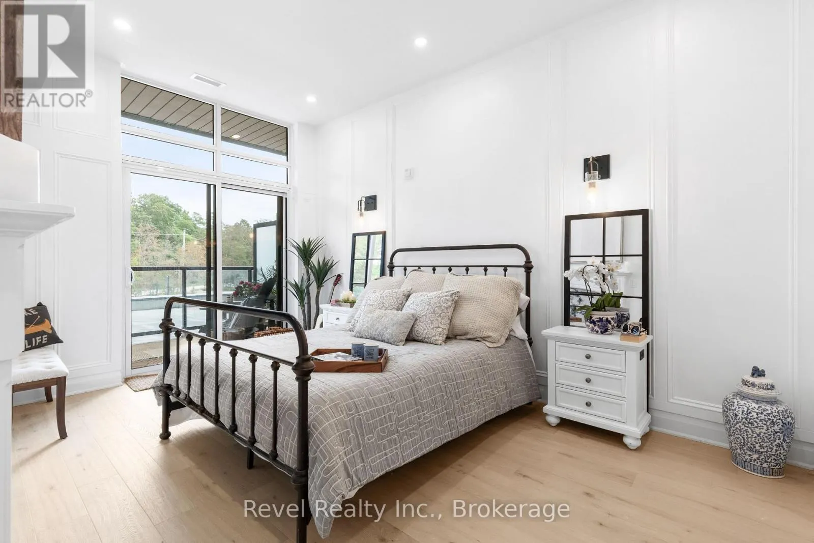 221 - 99 LOUISA STREET #221