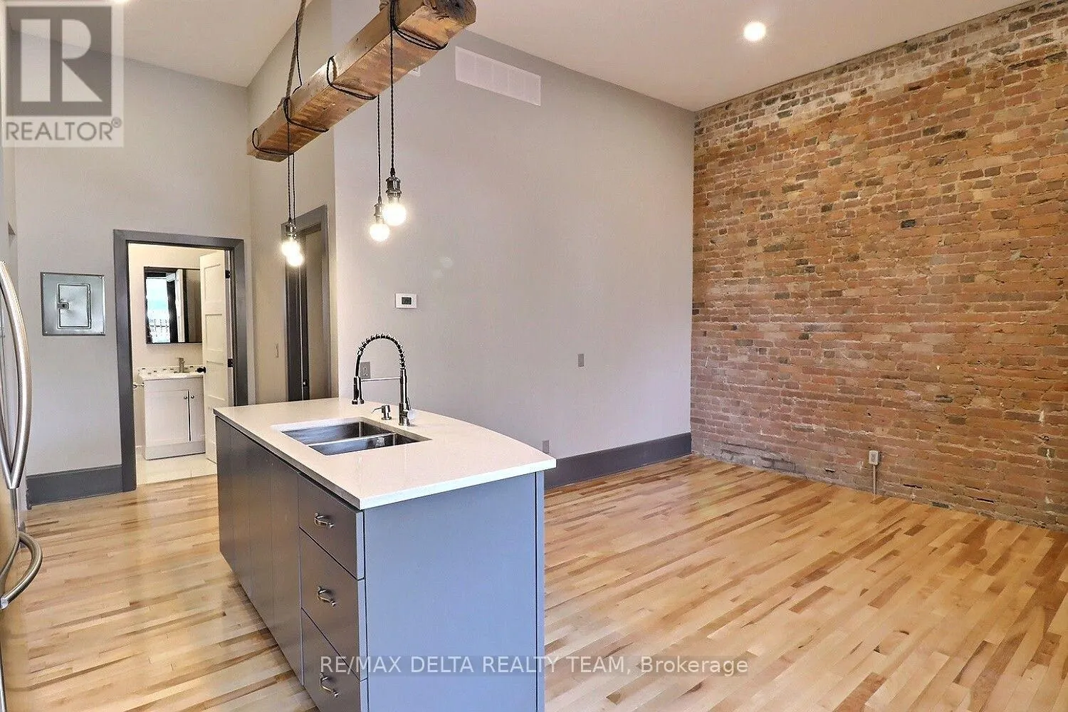 112 KING STREET W