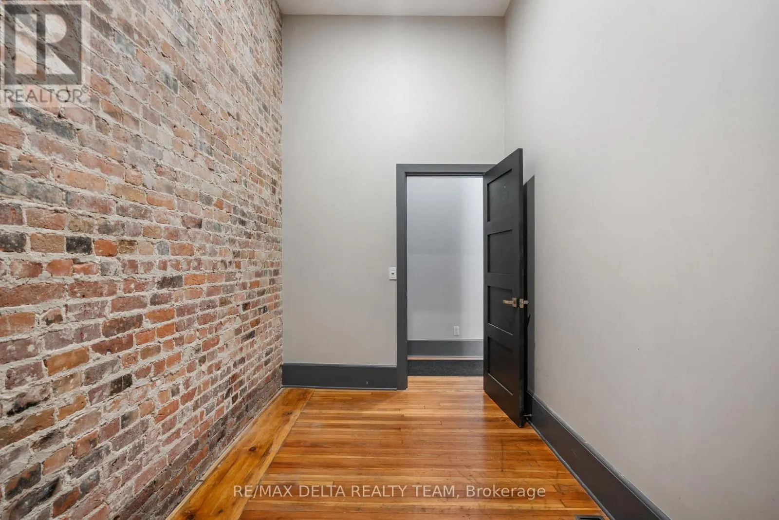 112 KING STREET W