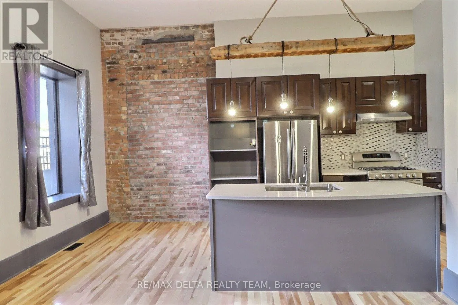 112 KING STREET W