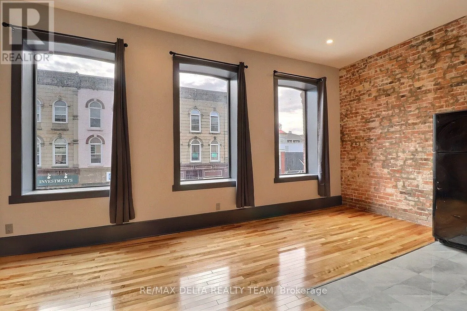 112 KING STREET W