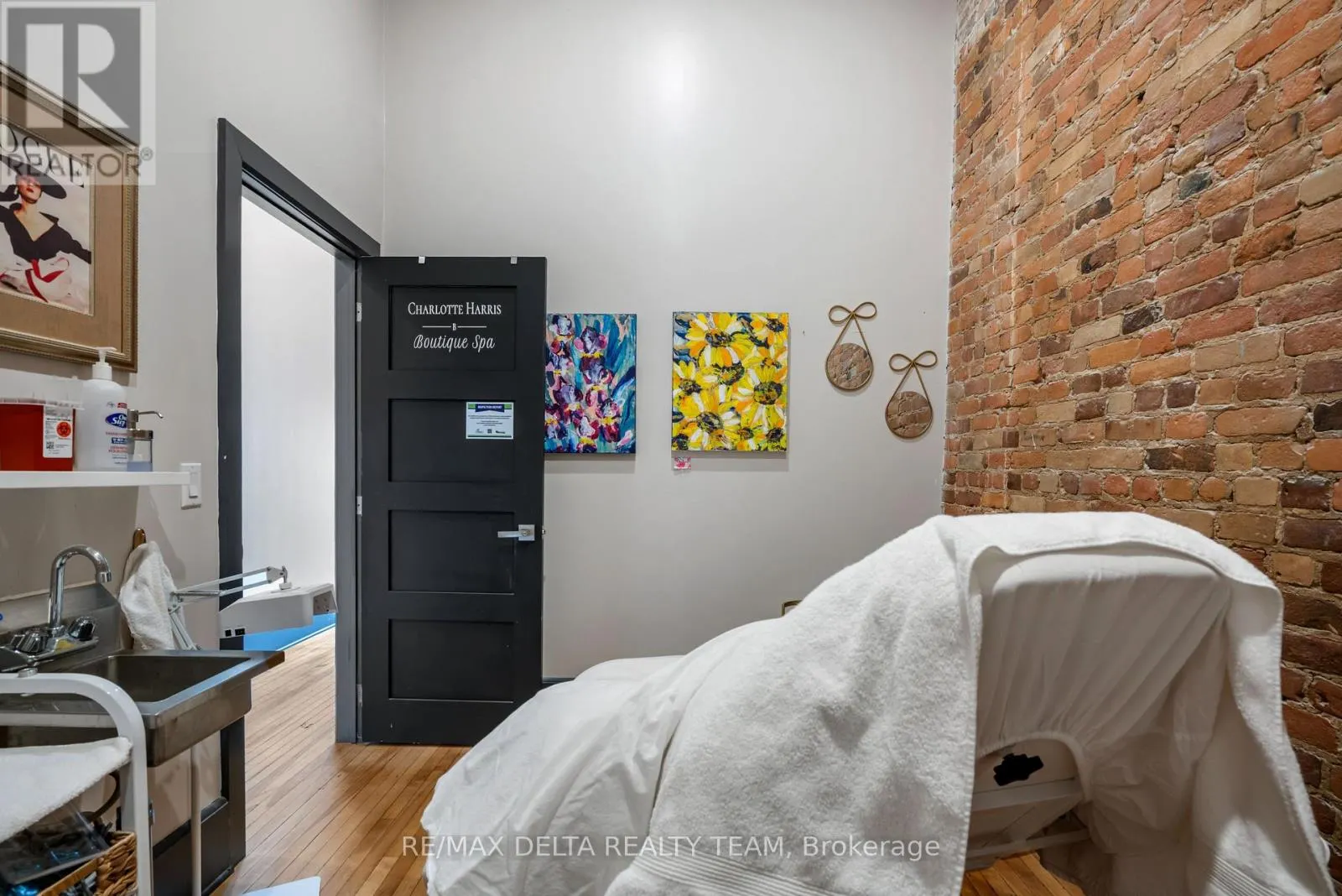 112 KING STREET W