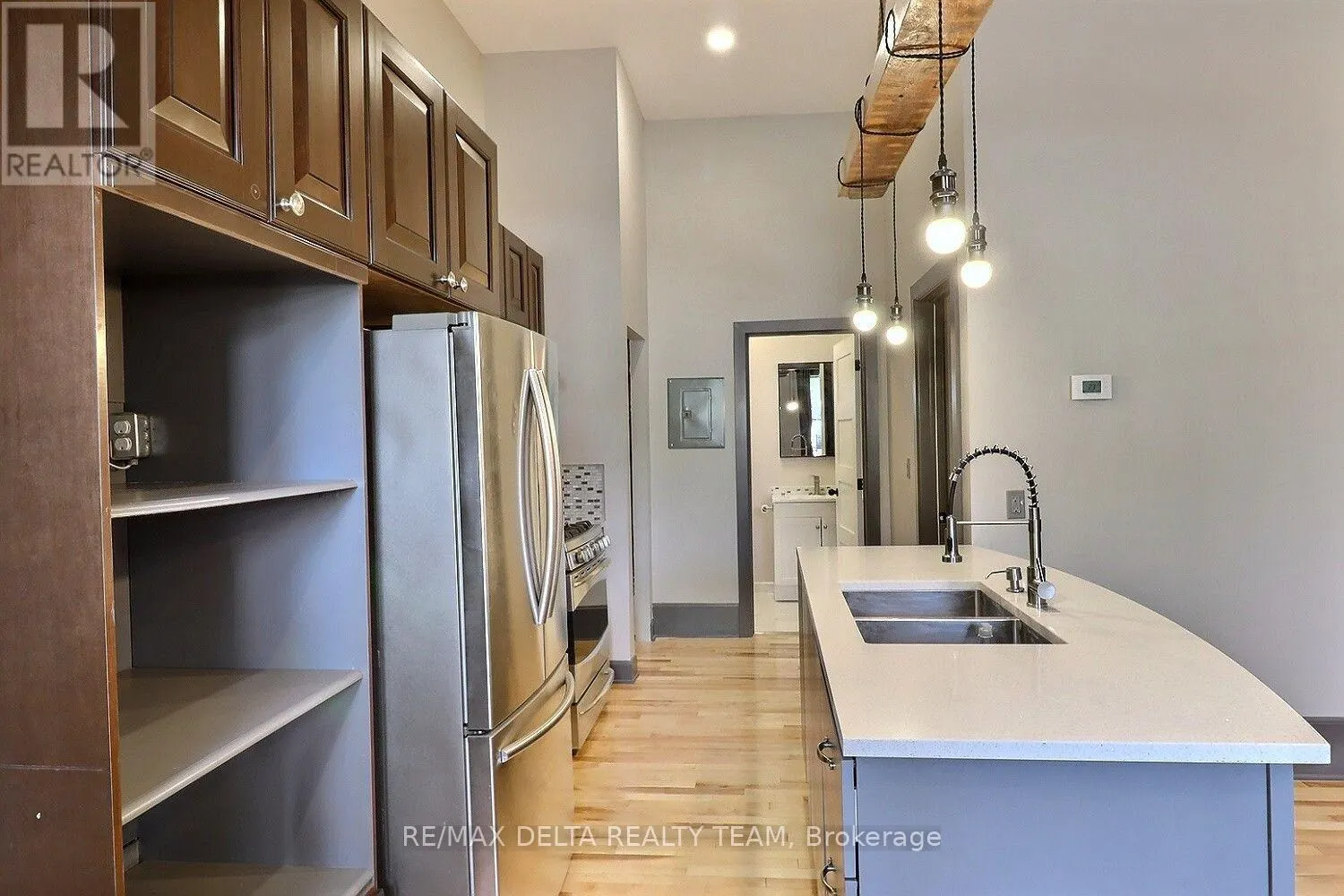 112 KING STREET W