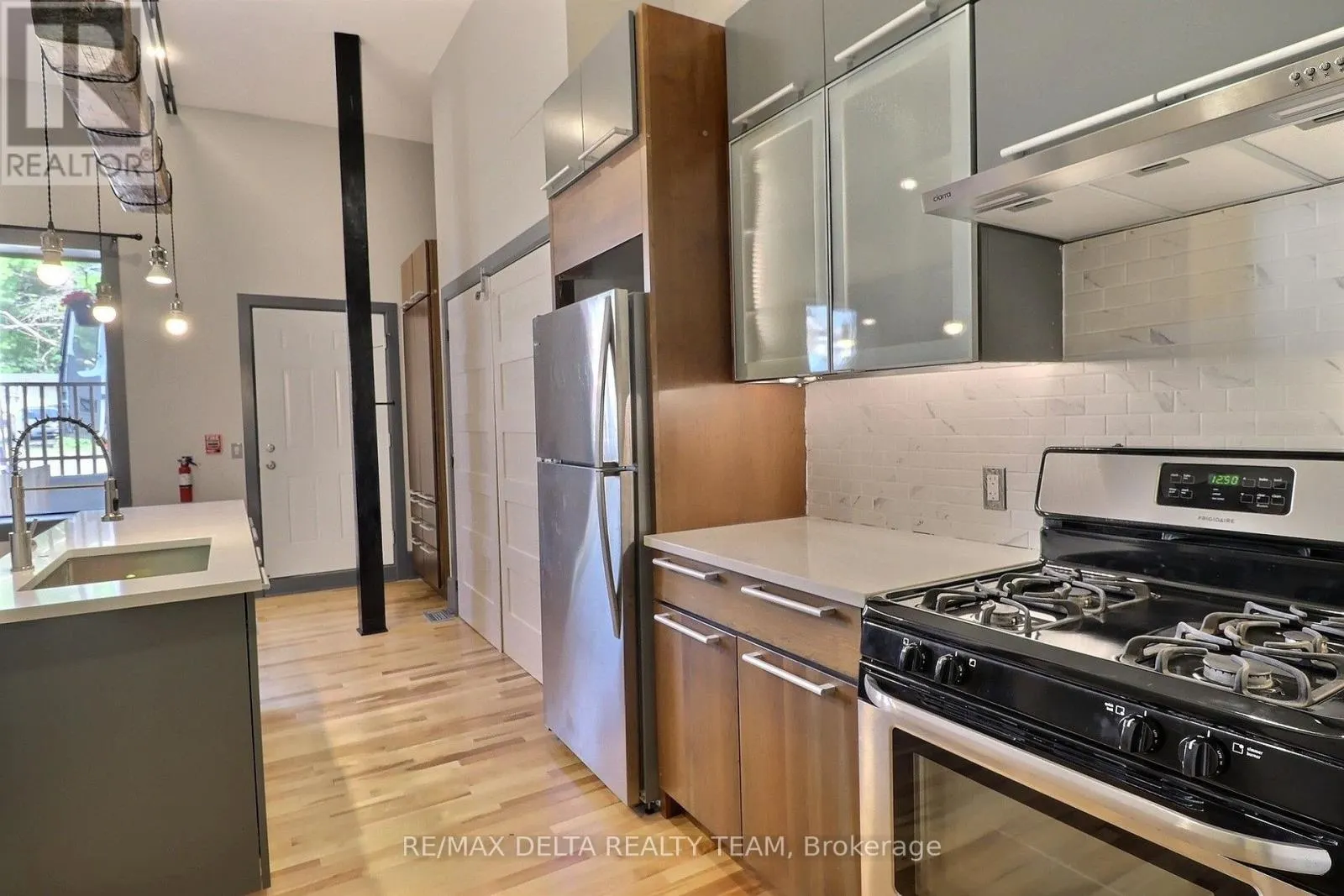 112 KING STREET W