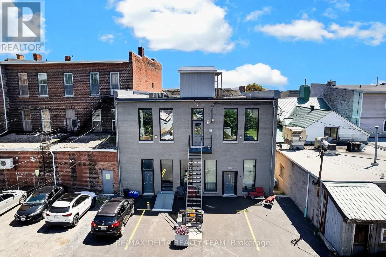 232 KING STREET W