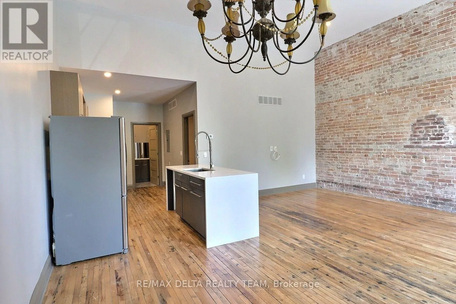 232 KING STREET W